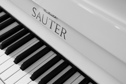 pianino Sauter Concent biały połysk + chrom