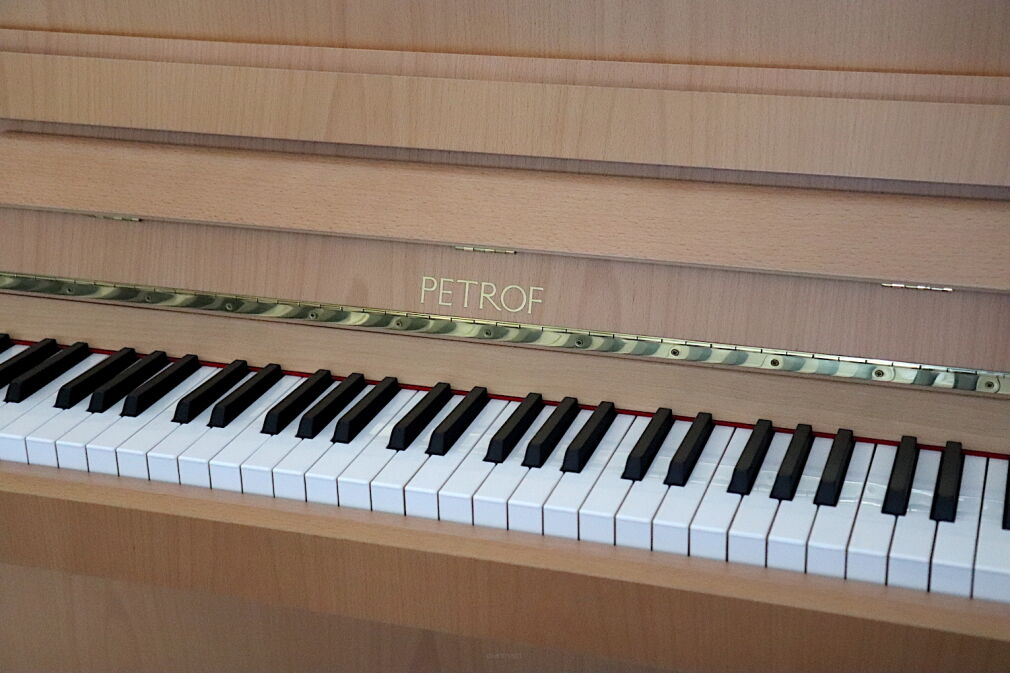 pianino Petrof P118 Special buk mat